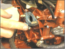 Melampirkan Carburetor Tamat untuk Manifold