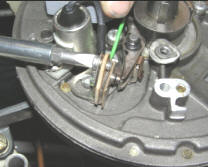 Înșurubați bobina și sârma condensatorului în punctele de rupere.