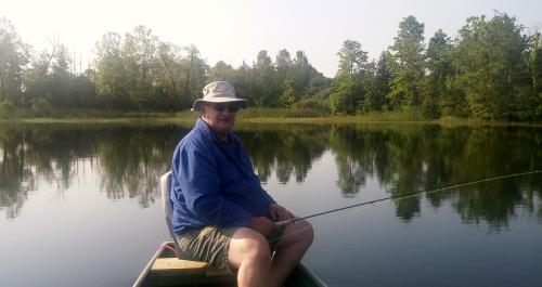 Tom Travis dalam bot nelayan yang baru dipulihkan